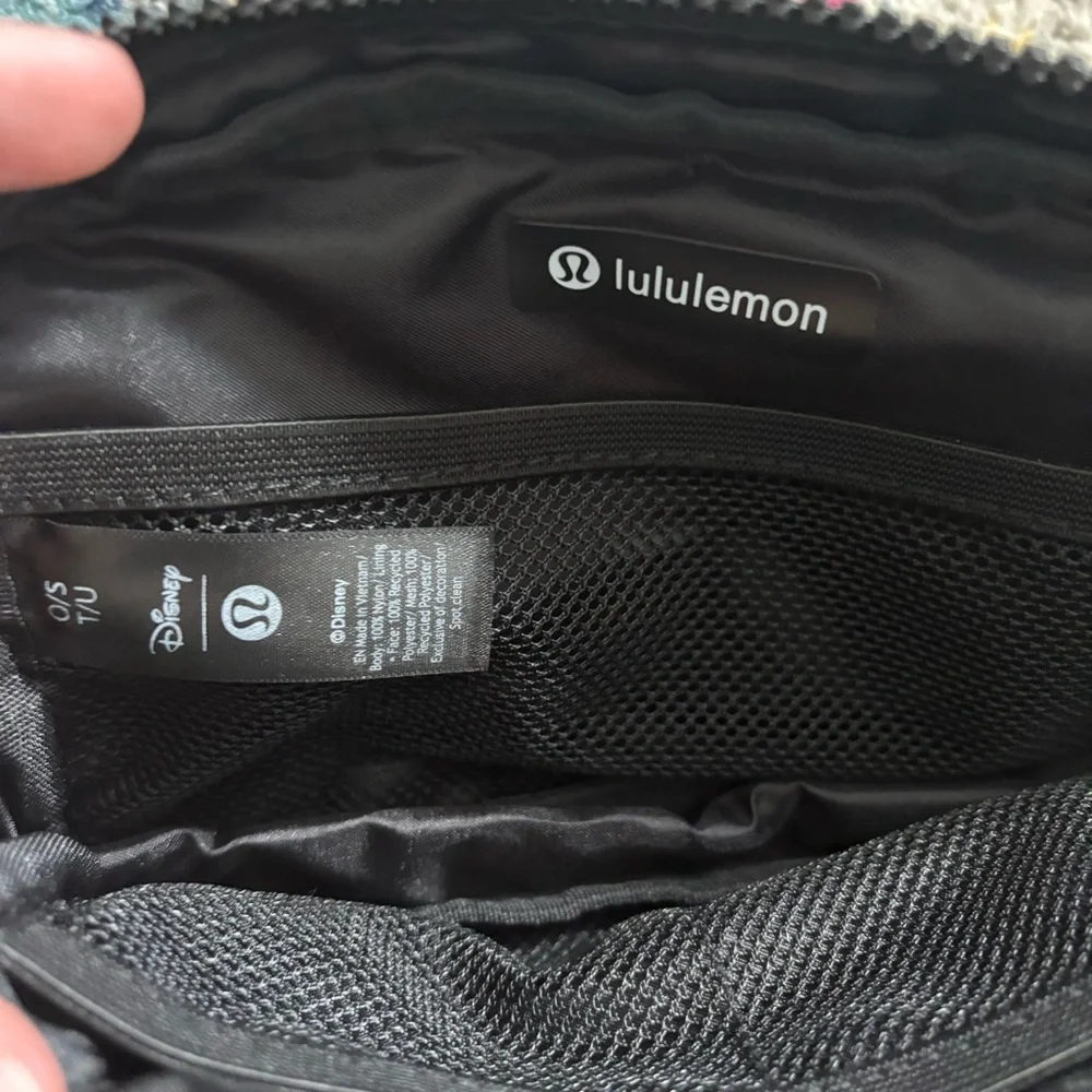 🖤❤️ Disney x Lululemon everywhere belt bag 1L NWT 🖤❤️ - Picture 4 of 4